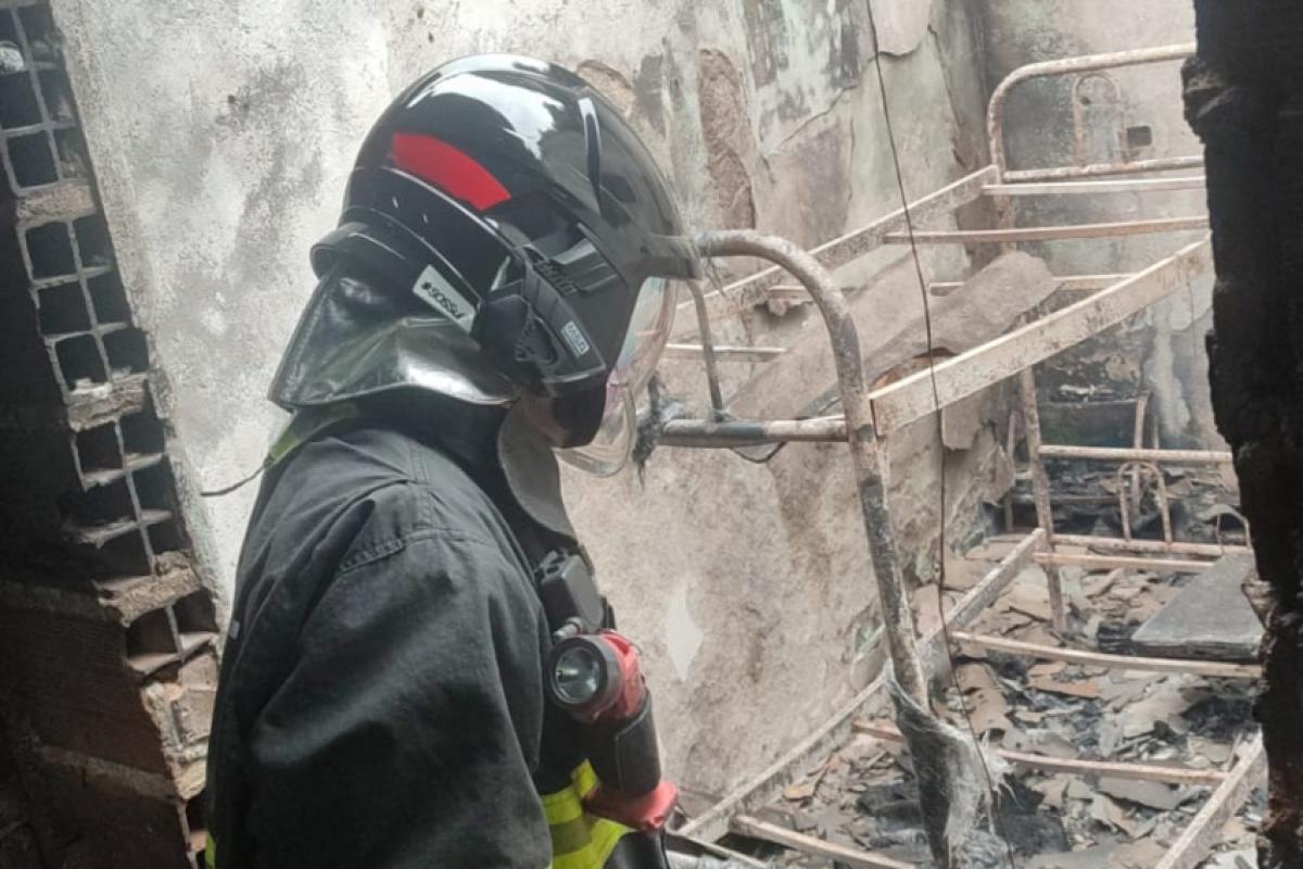 Bombeiro dentro da residência incendiada em Caraguatatuba