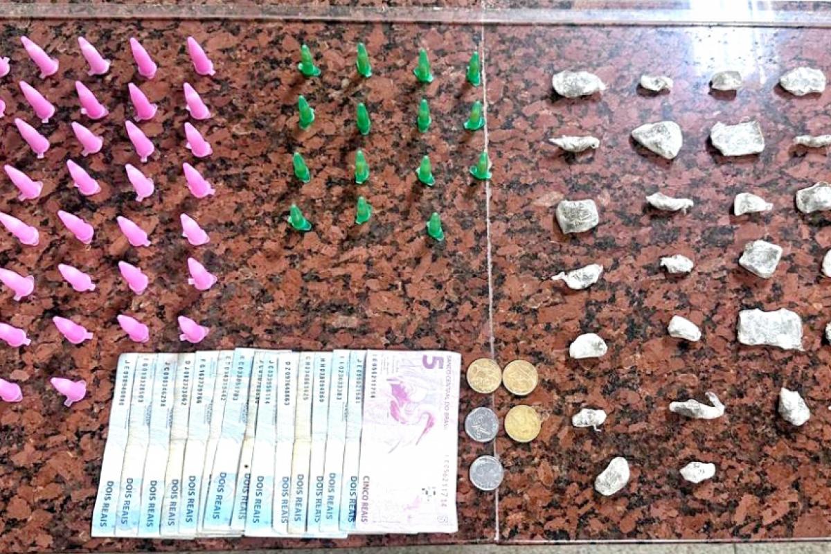 O menor foi apreendido e as drogas apresentadas no Plantão Policial.