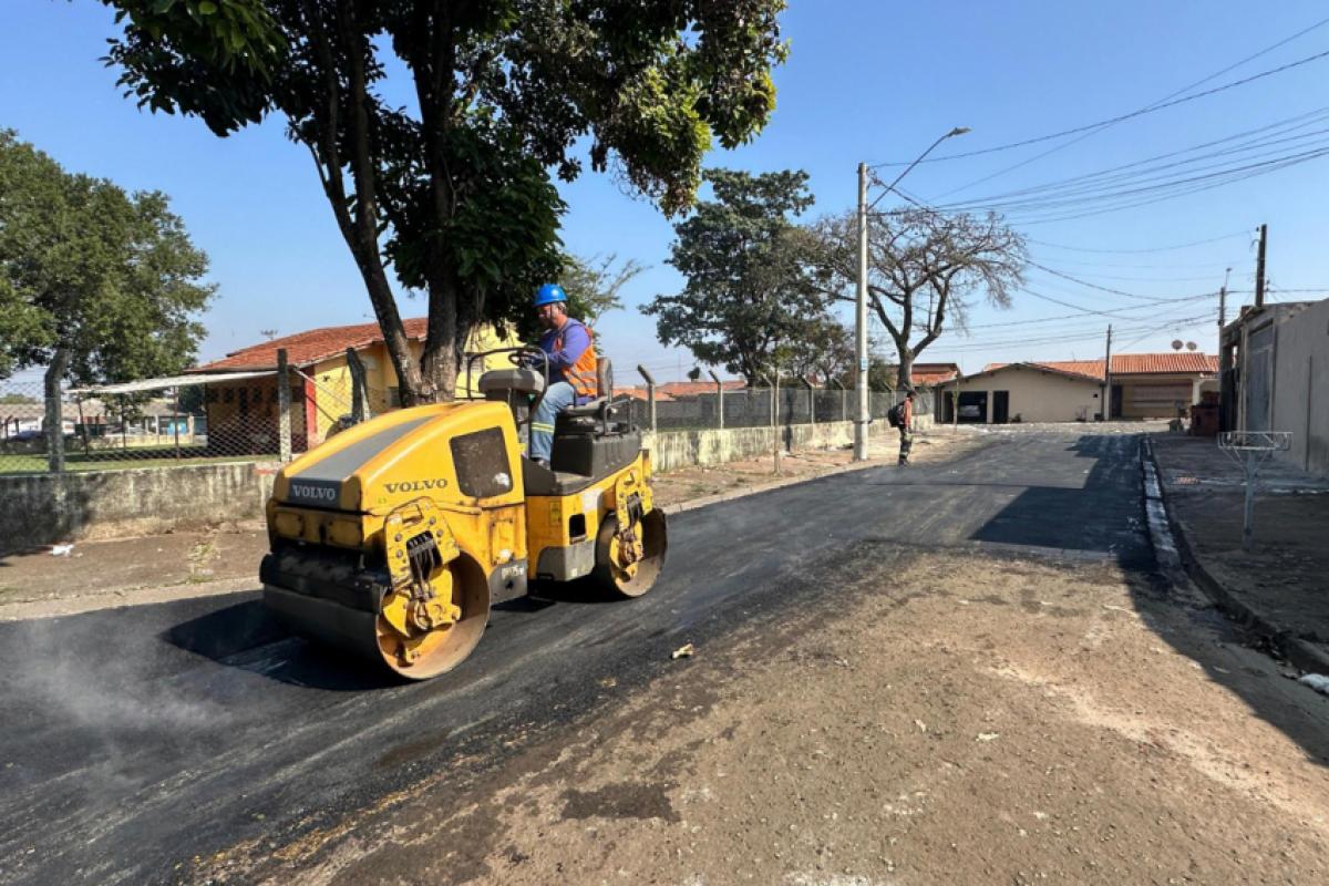 Rua Divinolândia, no Cecap, foi uma das atendidas com serviços de tapa-buraco na semana passada.