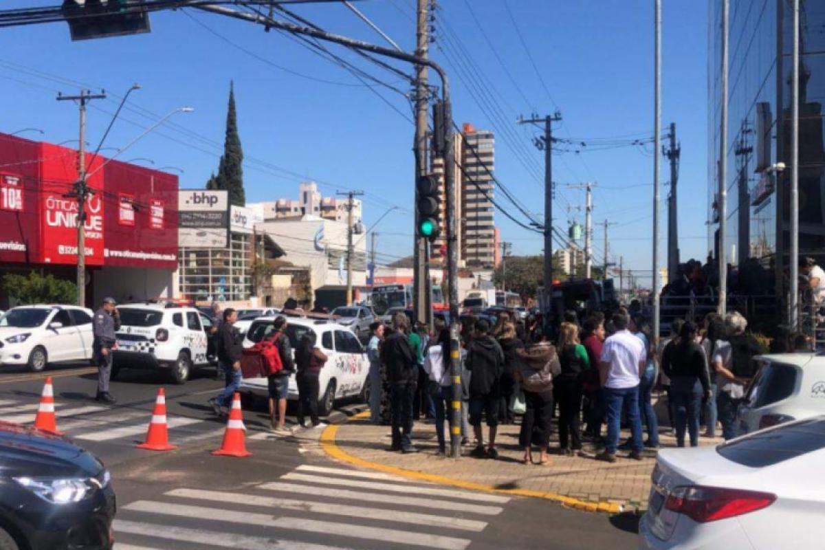 Fato reuniu inúmeras pessoas ao redor da vítima, na Duque