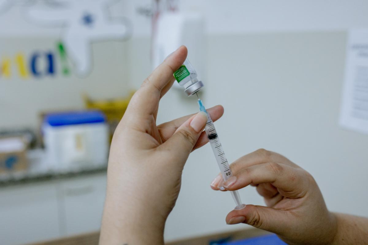 Vacinas contra gripe e febre amarela seguem disponíveis nas UBSs e USFs, das 8h às 15h, sem agendamento. 
