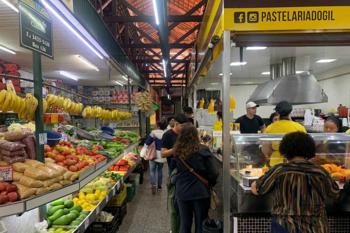 Comerciantes retomam a rotina de trabalho no Mercadão