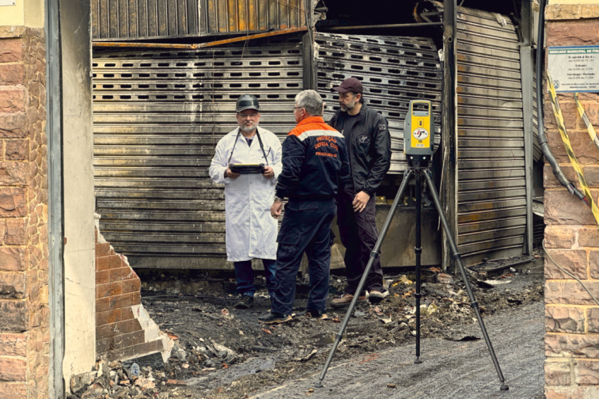 Prefeito Helinho Zanatta se reuniu com comerciantes afetados pelo incêndio no Mercadão para discutir soluções emergenciais.