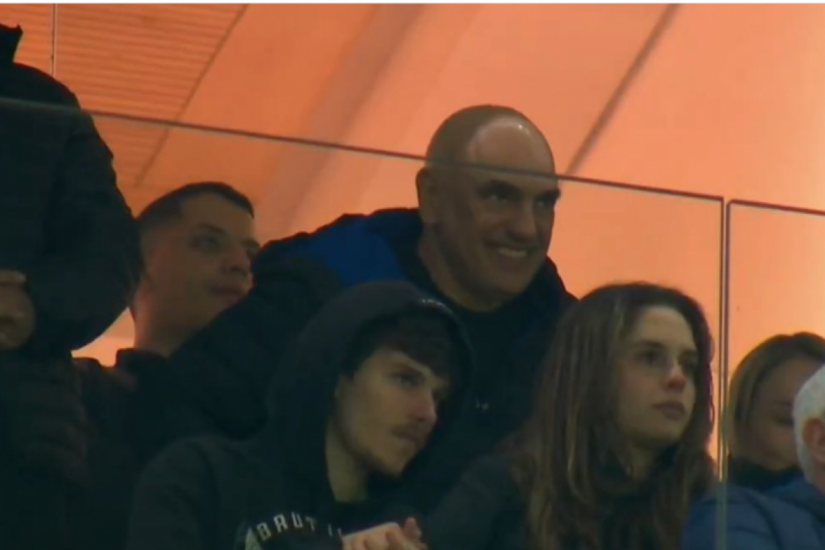 Da arquibancada, o ministro foi visto acenando para o público. 