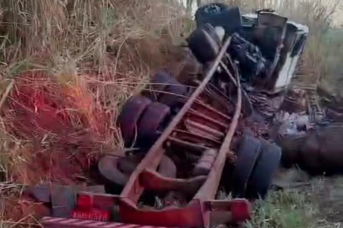 O caminhão ficou destruído após capotar na curva da serra.