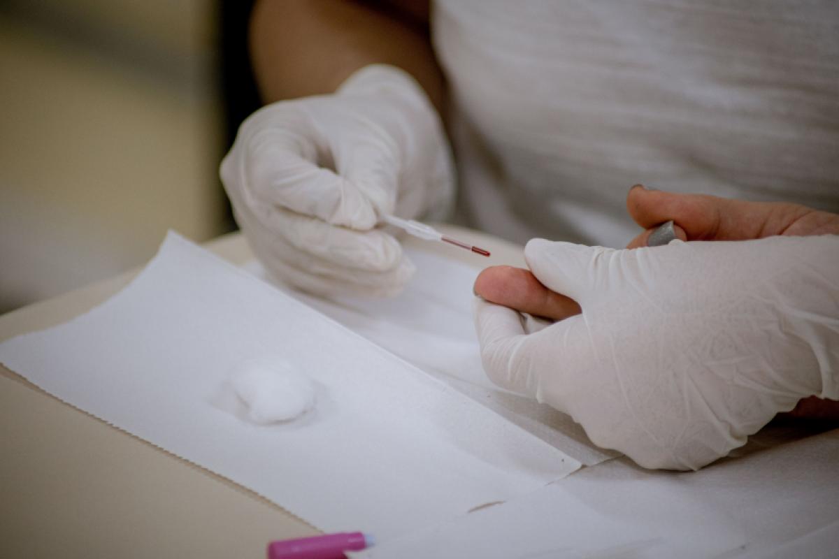 Testes rápidos, como o de hepatite B e C, são feitos com apenas uma gota de sangue e ajudam a diagnosticar precocemente infecções silenciosas