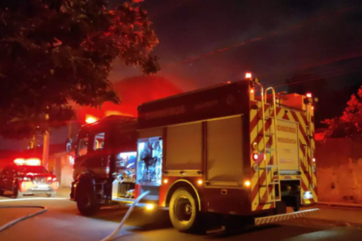 Viatura do Corpo de Bombeiros durante atendimento à ocorrência