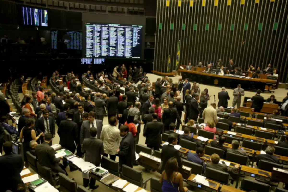 Mais de 90% dos deputados da oposição são contrários ao fim da escala 6x1