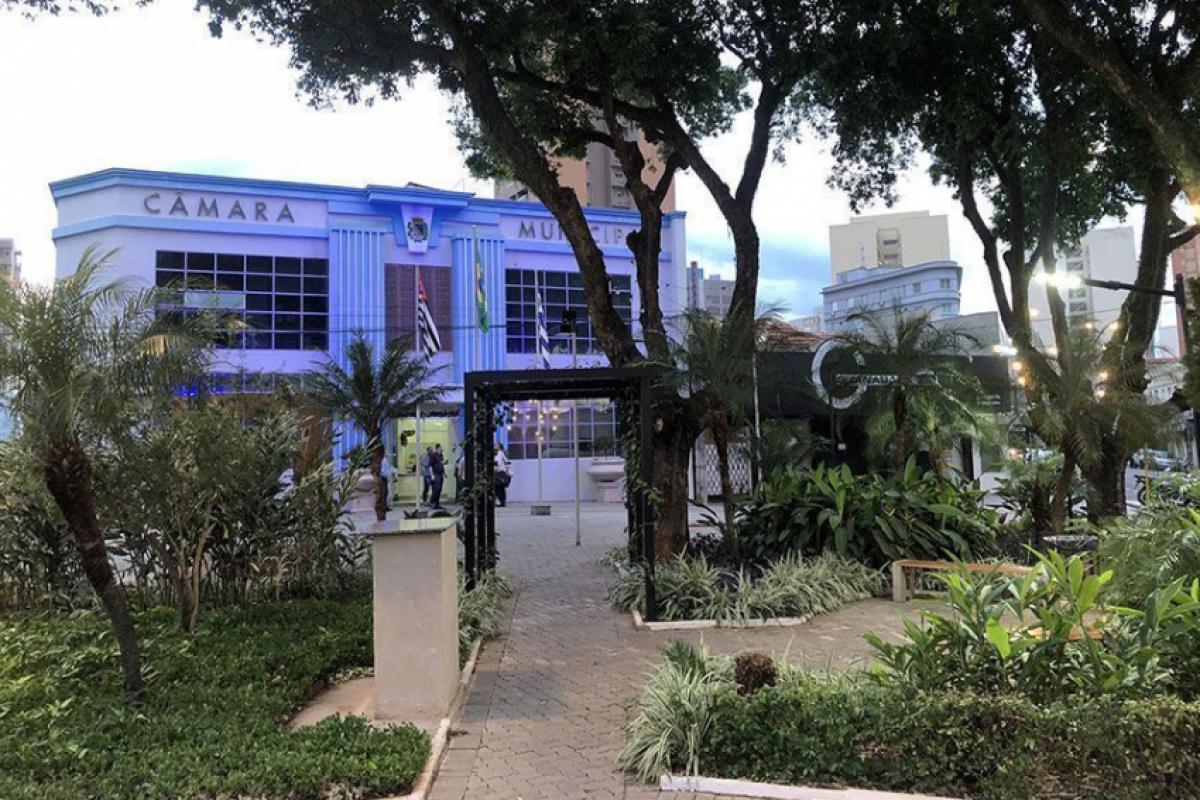 Exigências restritivas e preço acima do mercado comprometeram o processo; prejuízo foi evitado com rescisão sem pagamento