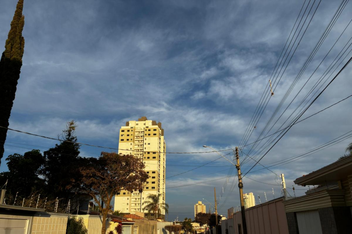Céu visto nesta segunda, 28, do bairro São José, em Franca