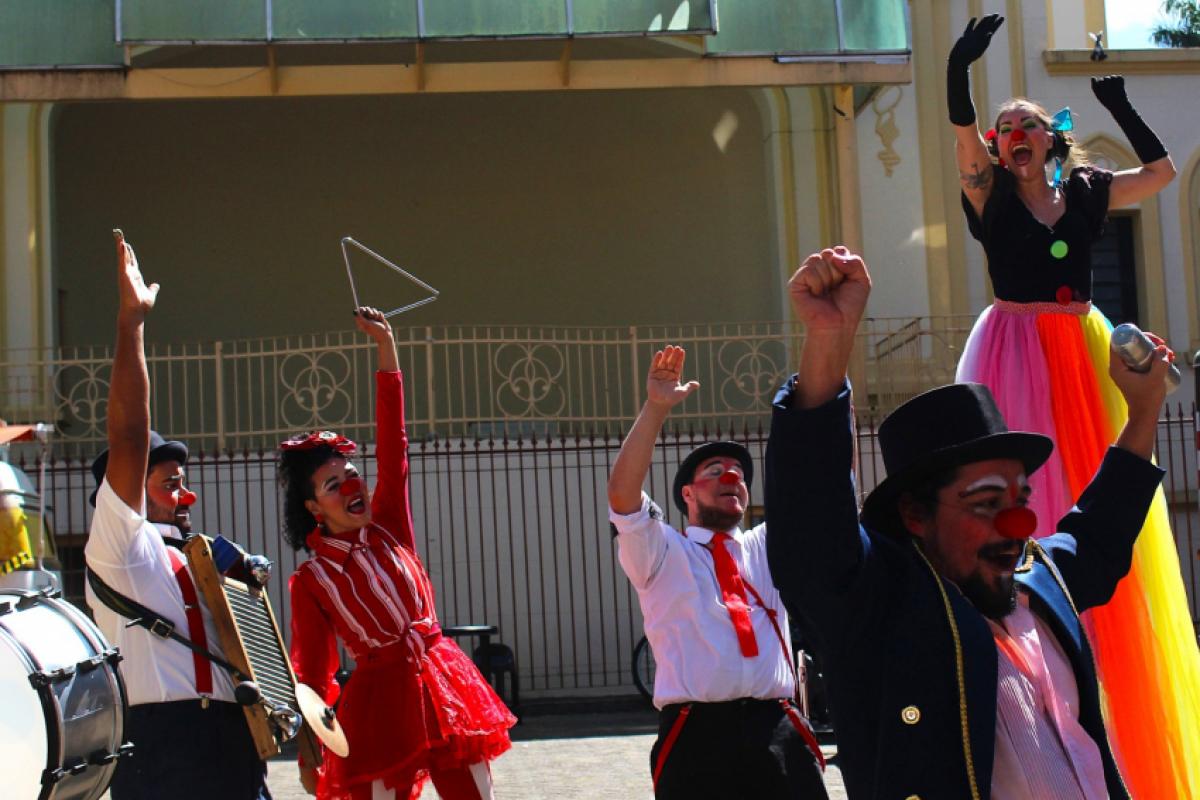 Com apoio cultural do Sesc Jundiaí, o grupo circense Cena 4 fará a apresentação artística “Tem Palhaço Aí?”, às 12h