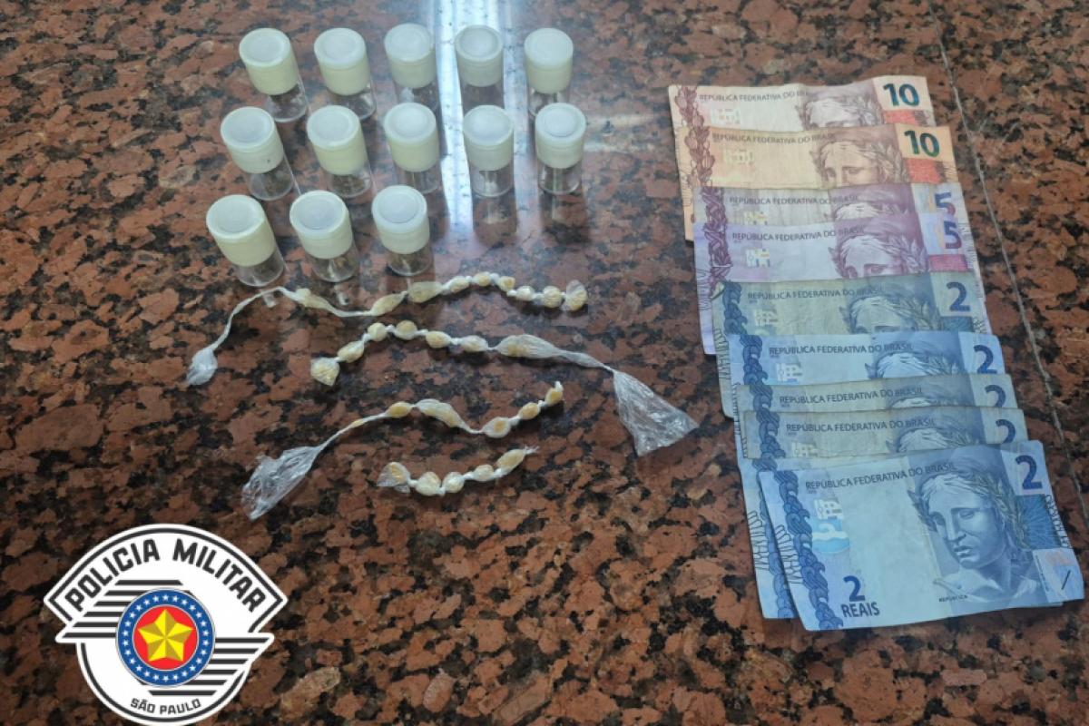 As drogas e o dinheiro foram apreendidos durante ação.