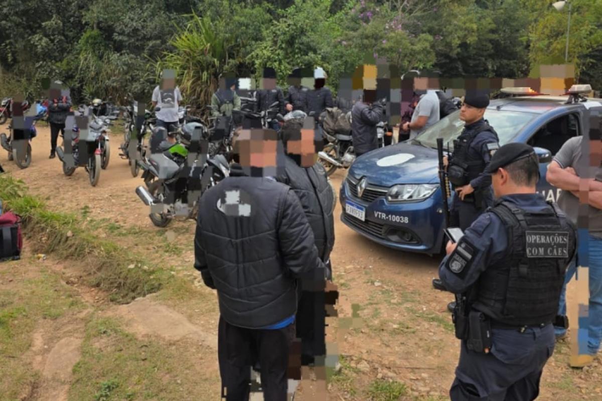 Dezenas de motoboys se reuniram em frente ao estabelecimento para exigir que o responsável arcasse com os prejuízos