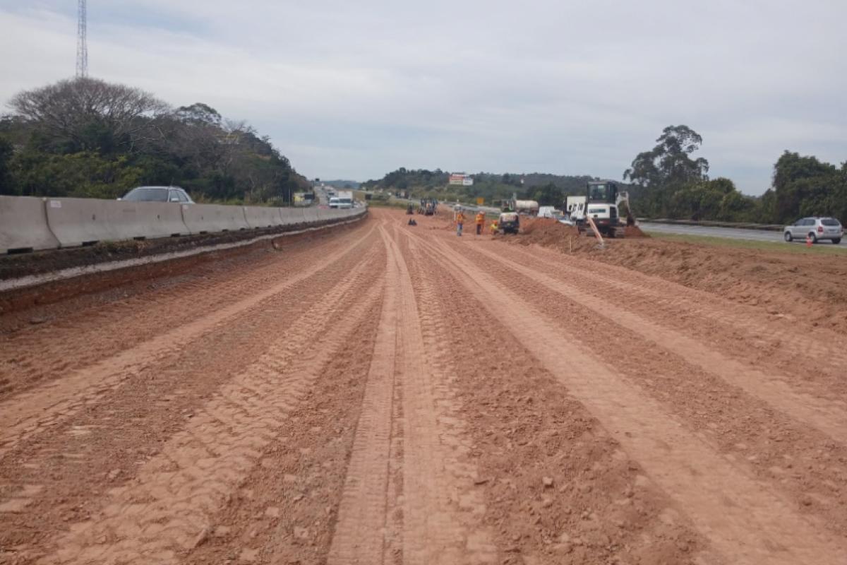 A obra está acontecendo do km 47 até o km 50, sentido interior (norte) e terá prazo de 24 meses para a conclusão