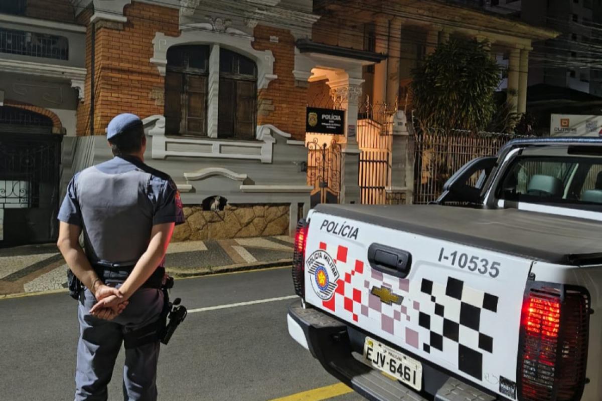 O homem foi preso pela Polícia Militar e encaminhado à Delegacia de Defesa da Mulher.