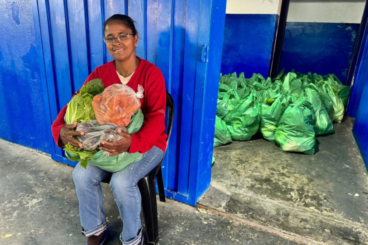 Ao todo, 9.600 cestas, cada uma pesando cerca de 6 kg, serão distribuídas durante 12 meses. O benefício mensal chega a 800 famílias