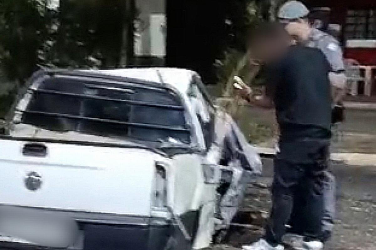 O carro ficou totalmente destruído após capotar na avenida Beira Rio.