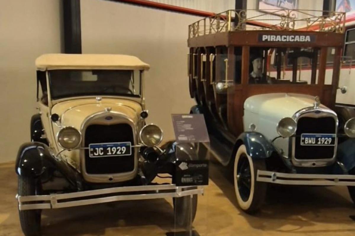 Entre as relíquias estão um Ford T e um Ford Jardineira