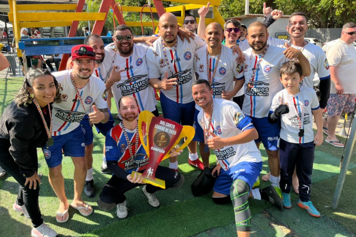 O Bahia com o troféu de campeão da edição 2025