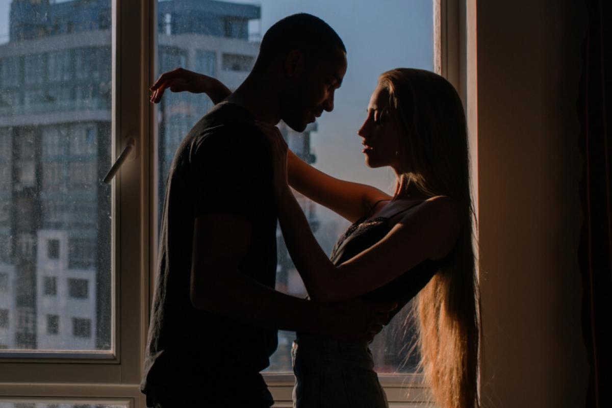 Após mais de 18 reclamações de gemidos e batidas, o condomínio estuda a proibição.