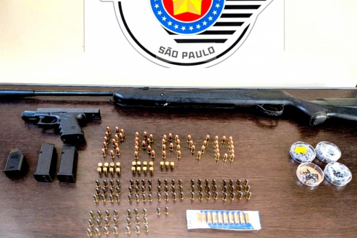 As armas e munições foram apreendidas pela polícia na residência.