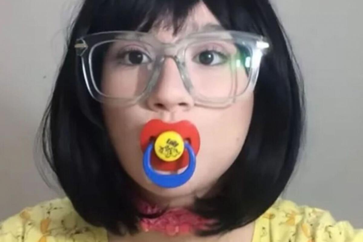 Influencer diz que gosta de chupetas para aliviar estresse