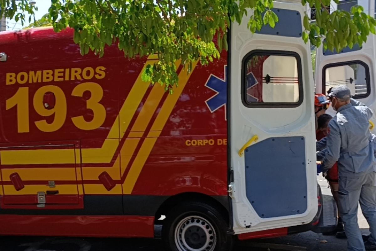 Equipes de socorro tentaram reanimar a vítima, que não resistiu e morreu no local.