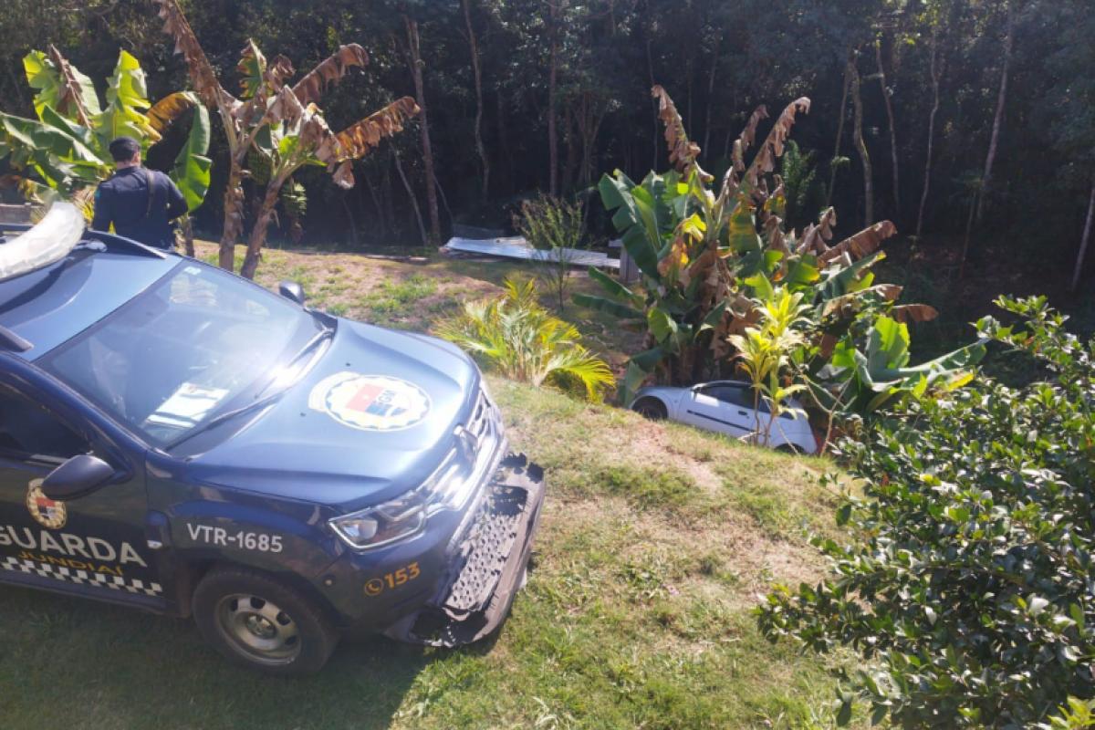 A viatura com a frente danificada e o carro do fujão, na ribanceira
