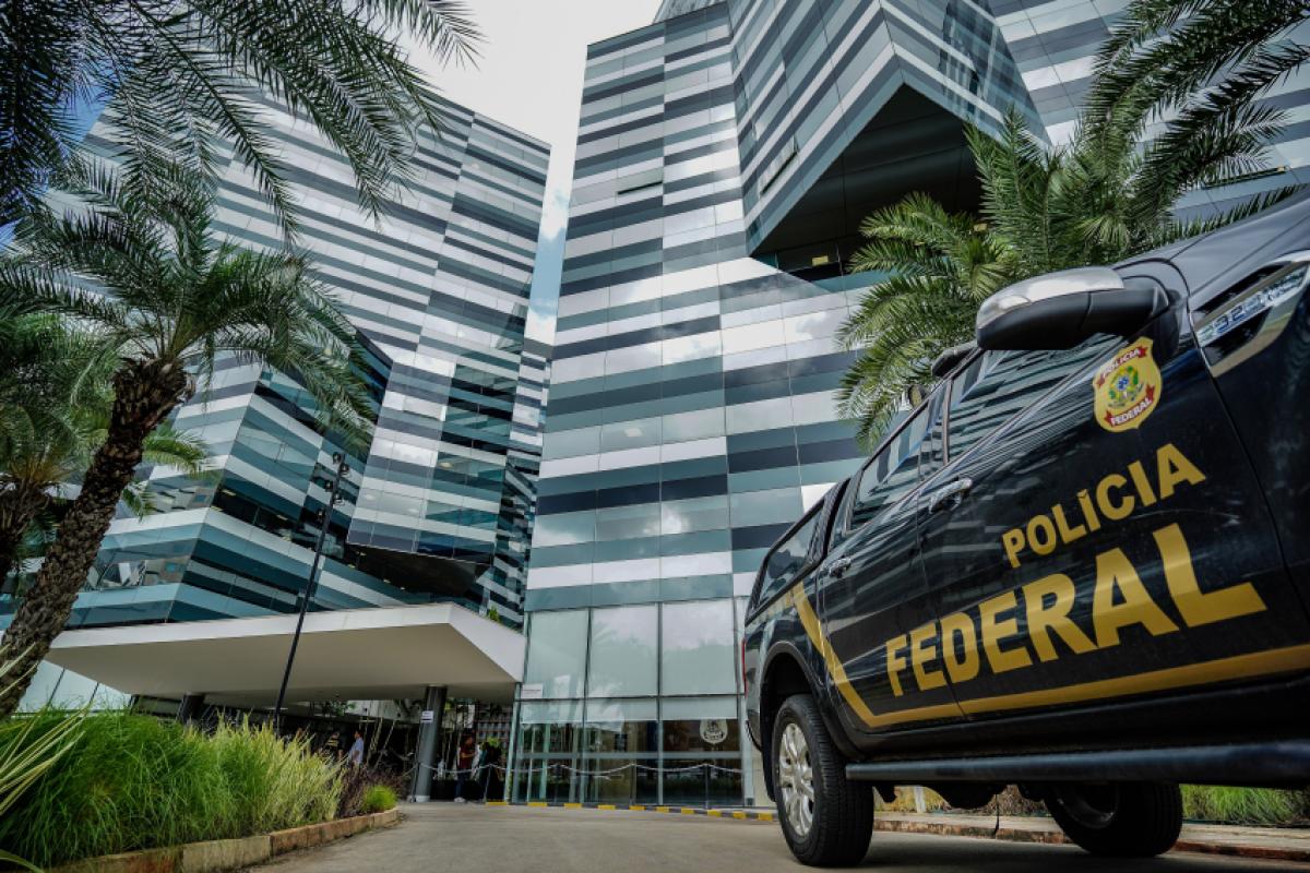 De acordo com a Polícia Federal, a associação com o PCC se dá tanto com membros da 'base' da facção criminosa quanto com suas lideranças