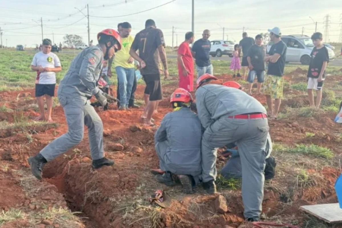 Equipes do Corpo de Bombeiros foram acionadas para o resgate.