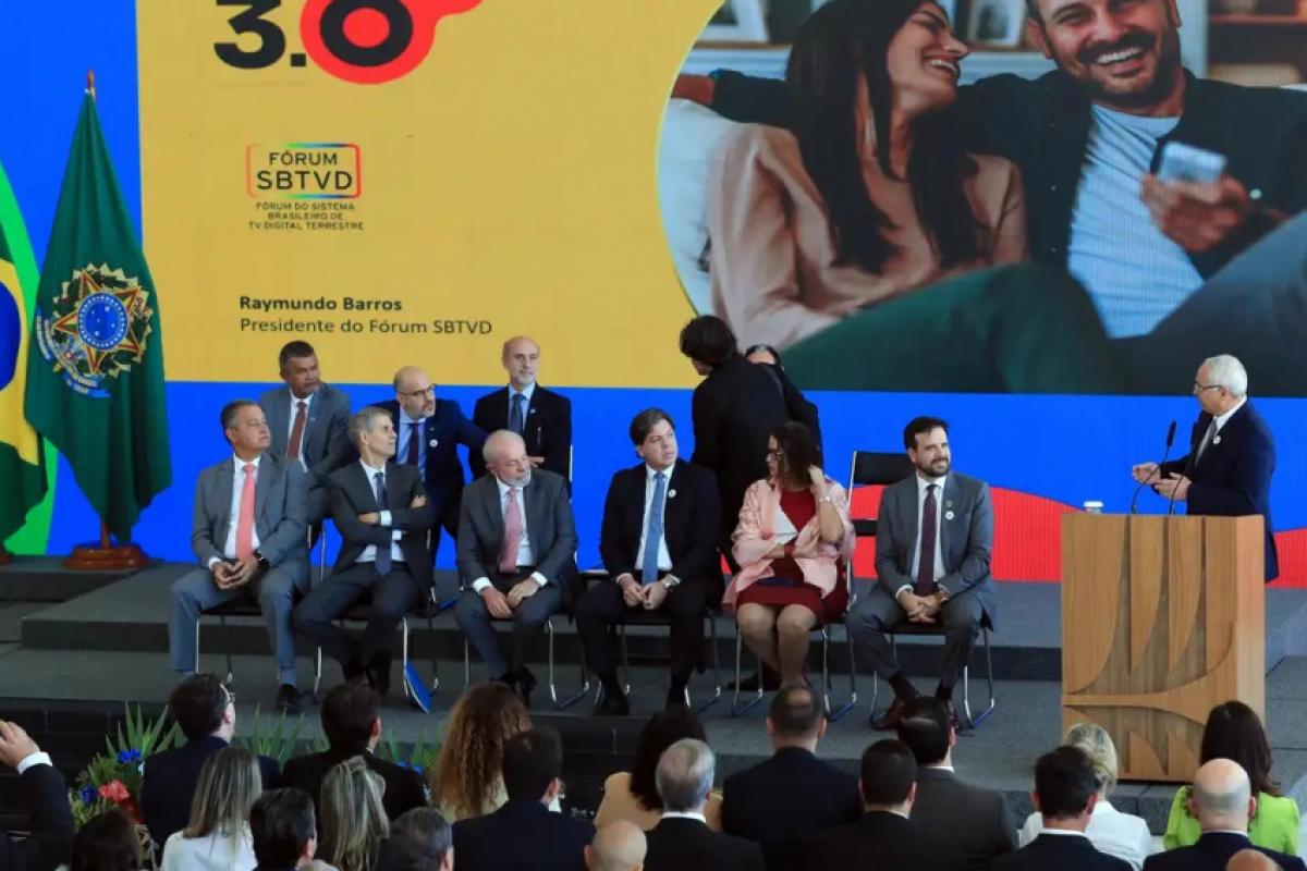 O presidente Luiz Inácio Lula da Silva durante cerimônia de assinatura do decreto que regulamenta a TV 3.0 no no Palácio do Planalto