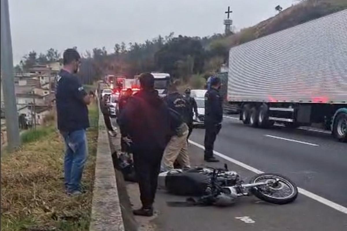 Homem provocou acidente na Dutra antes de se jogar