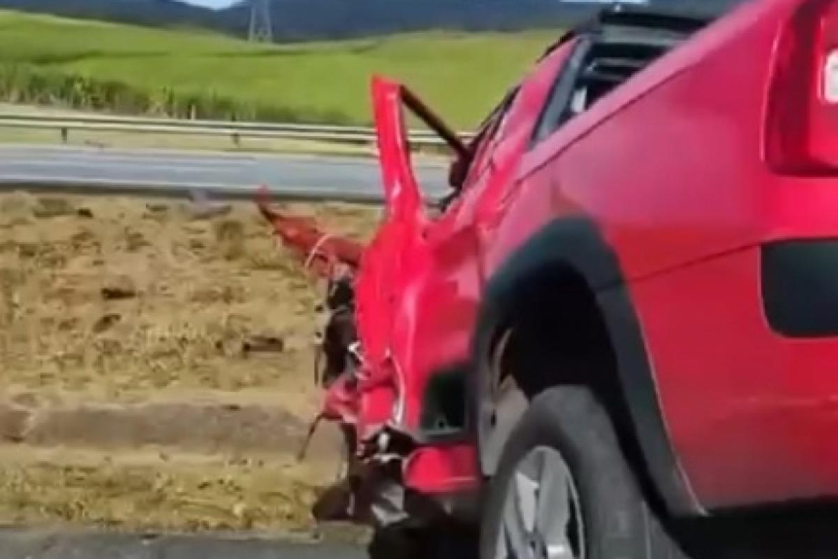 Um dos carros ficou destruído