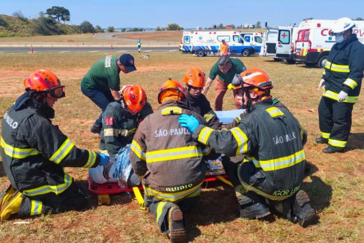 Exercício simulou acidente envolvendo quatro veículos, sendo uma carreta transportando 45 mil litros de etanol, um caminhão da concessionária e dois carros