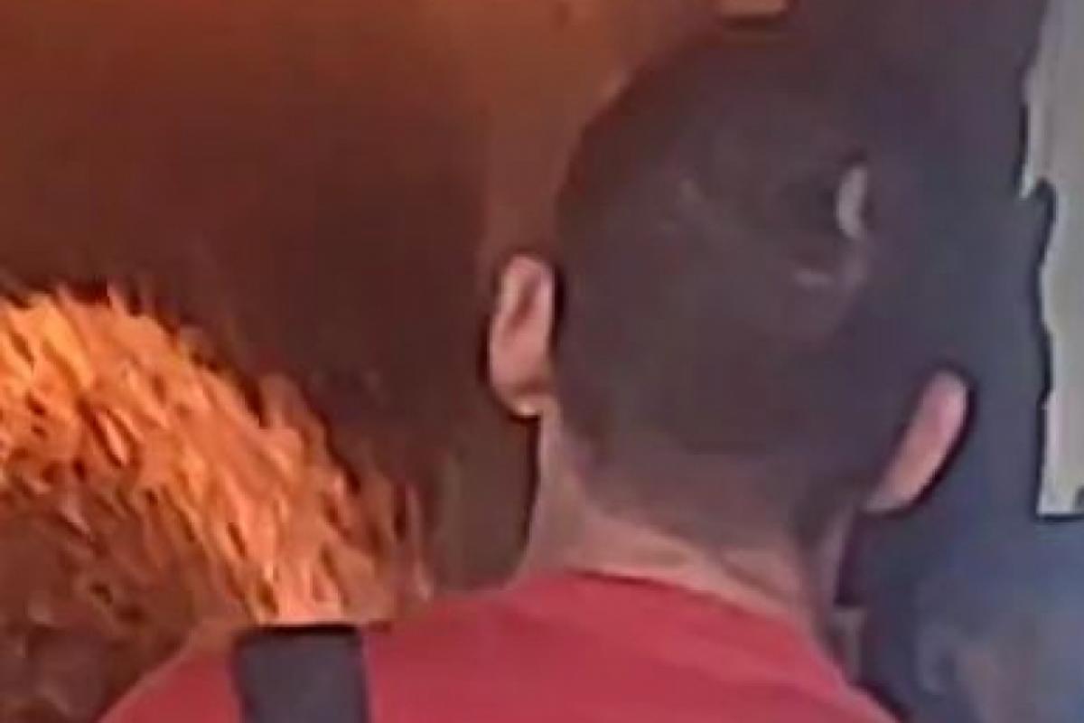 Bombeiro atuando do combate ao incêndio, nesta tarde de domingo