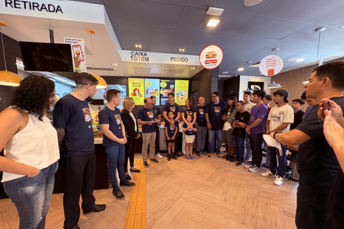 McDia Feliz realizado na unidade do Mc Donald's da avenida Doutor Ismael Alonso Y Alonso, em Franca