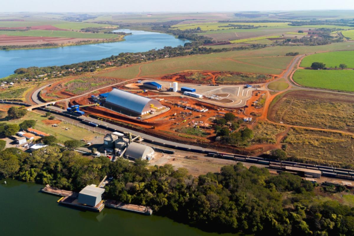 O terminal ocupa uma área de aproximadamente 120 mil m²