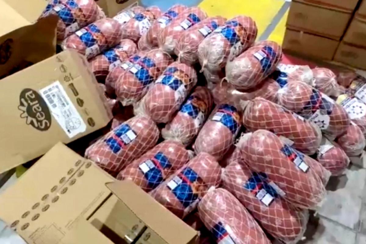 Os frios vencidos estavam em um depósito sujo e sem condições de higiene.