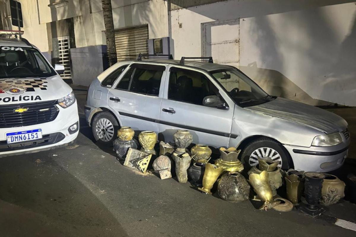 A PM apreendeu 24 jarros com os ladrões.