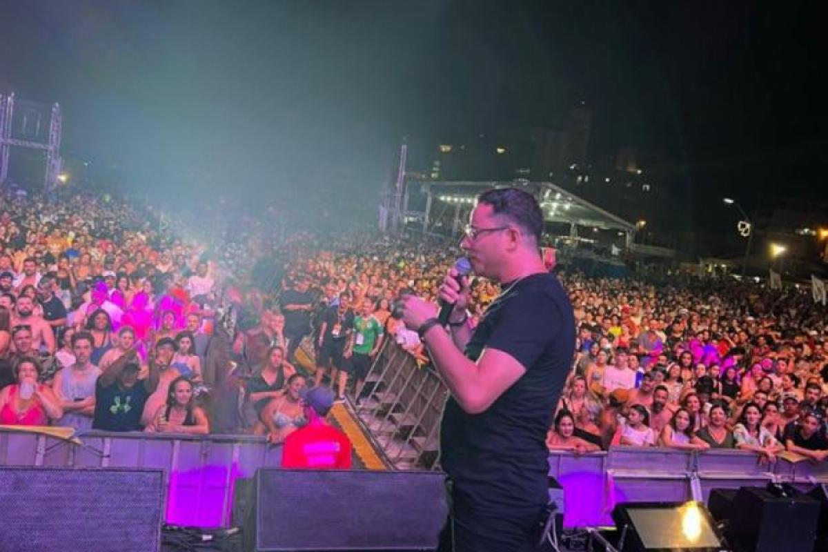 Dell Cavalini durante apresentação na cidade de Martinhos (PR)