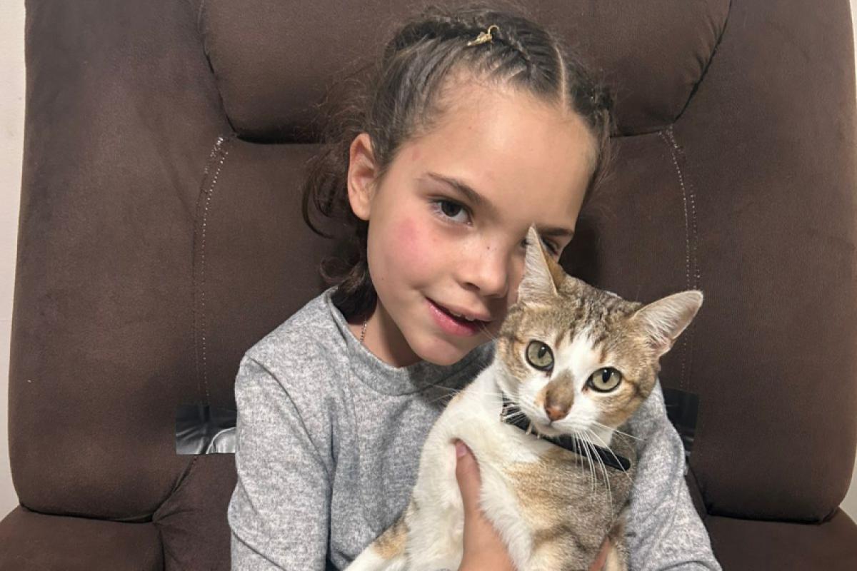 Lívia fica mais tranquila com companhia da gata Rebeca