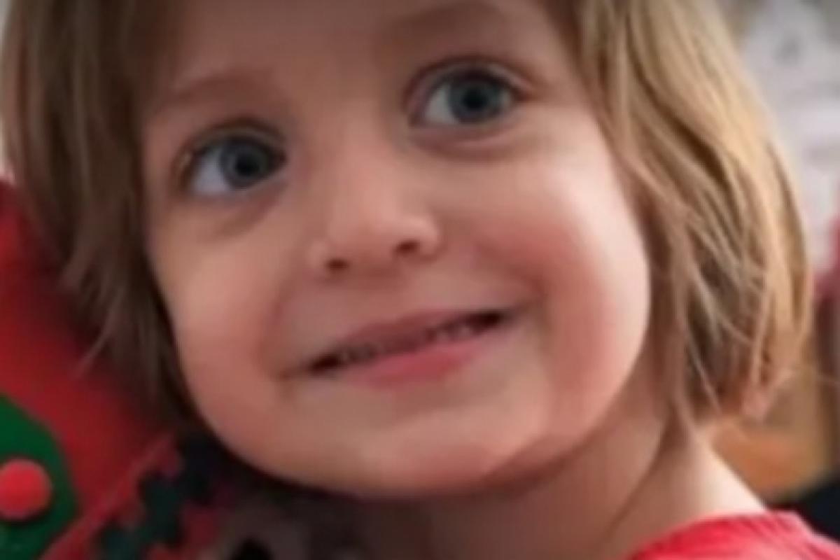 Alice, 4 anos, morre após ser atingida por penteadeira na escola