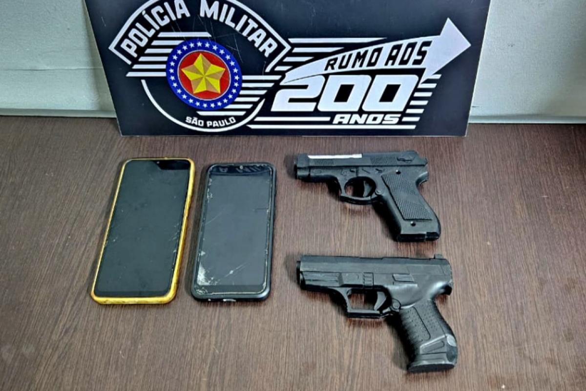 Os homens foram presos e as armas e celulares apreendidos.