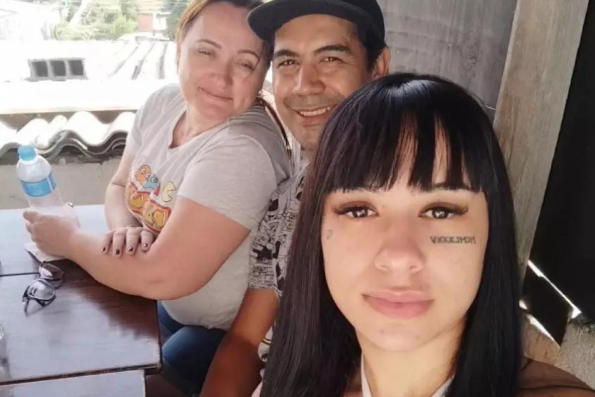 Sarah ao lado dos pais