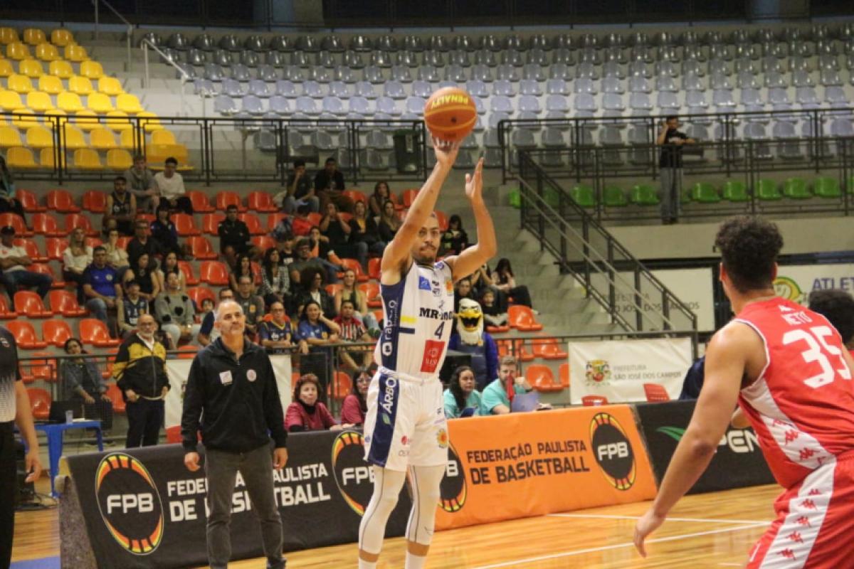 Lance do jogo entre São José Basket x Paulistano
