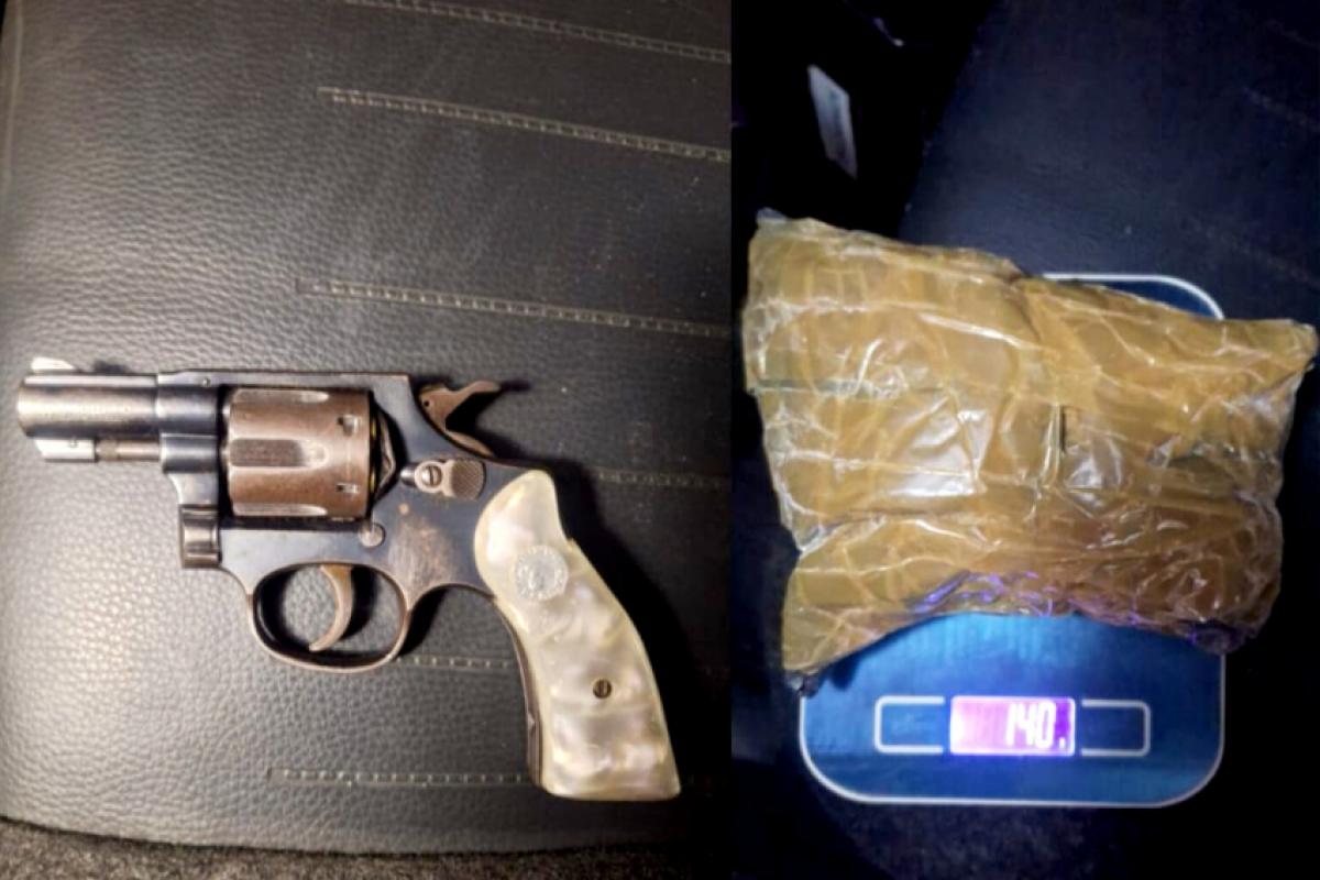 A arma e foi apreendida, juntamente com a cocaína, no Jardim Bartira em Piracicaba.