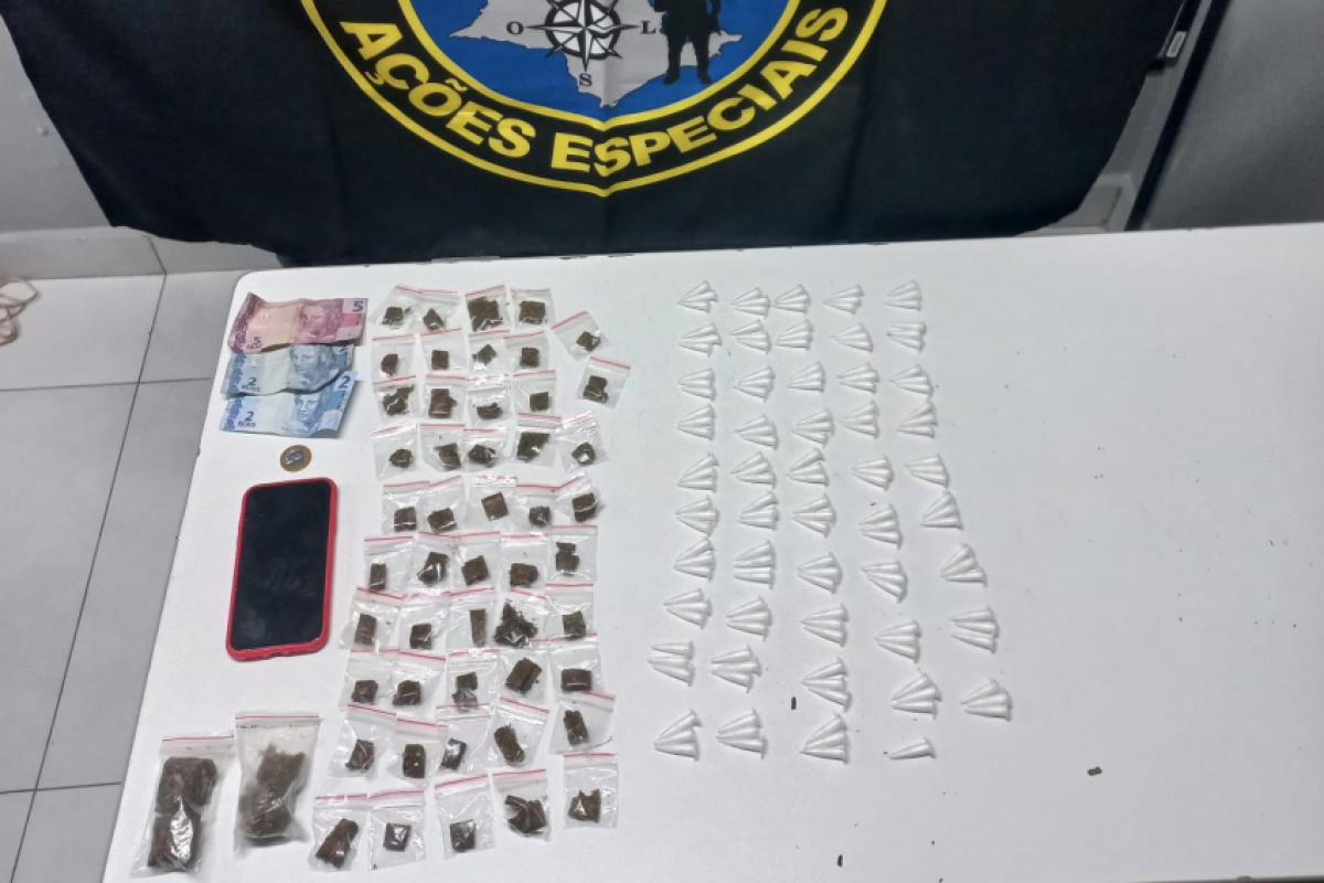 Várias porções de droga foram apreendidas pelos agentes