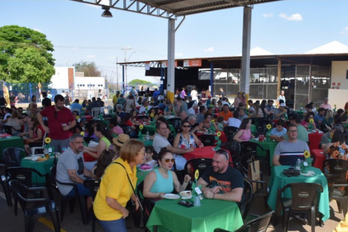 Imagem da Feira, que acontece na sede da Apae, no Ouro Verde