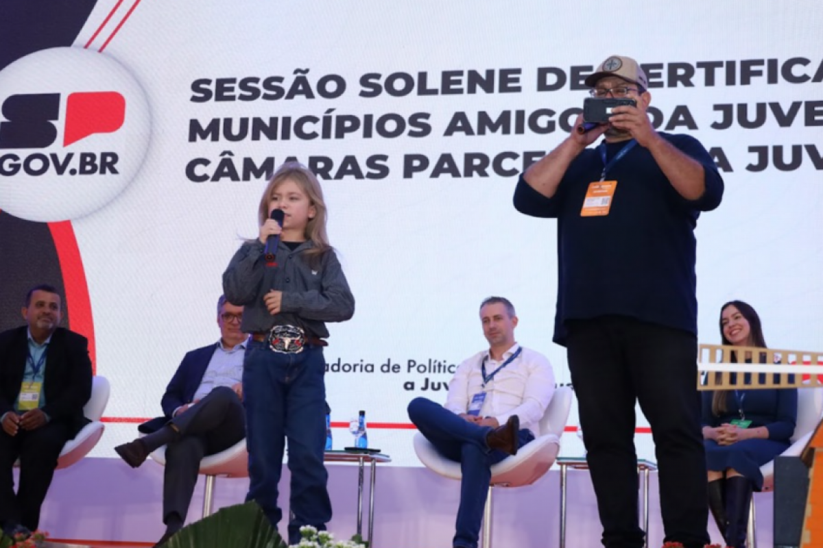 Cantor mirim joseense Arthur Pêgo de Castro e seu pai Marcelo de Castro