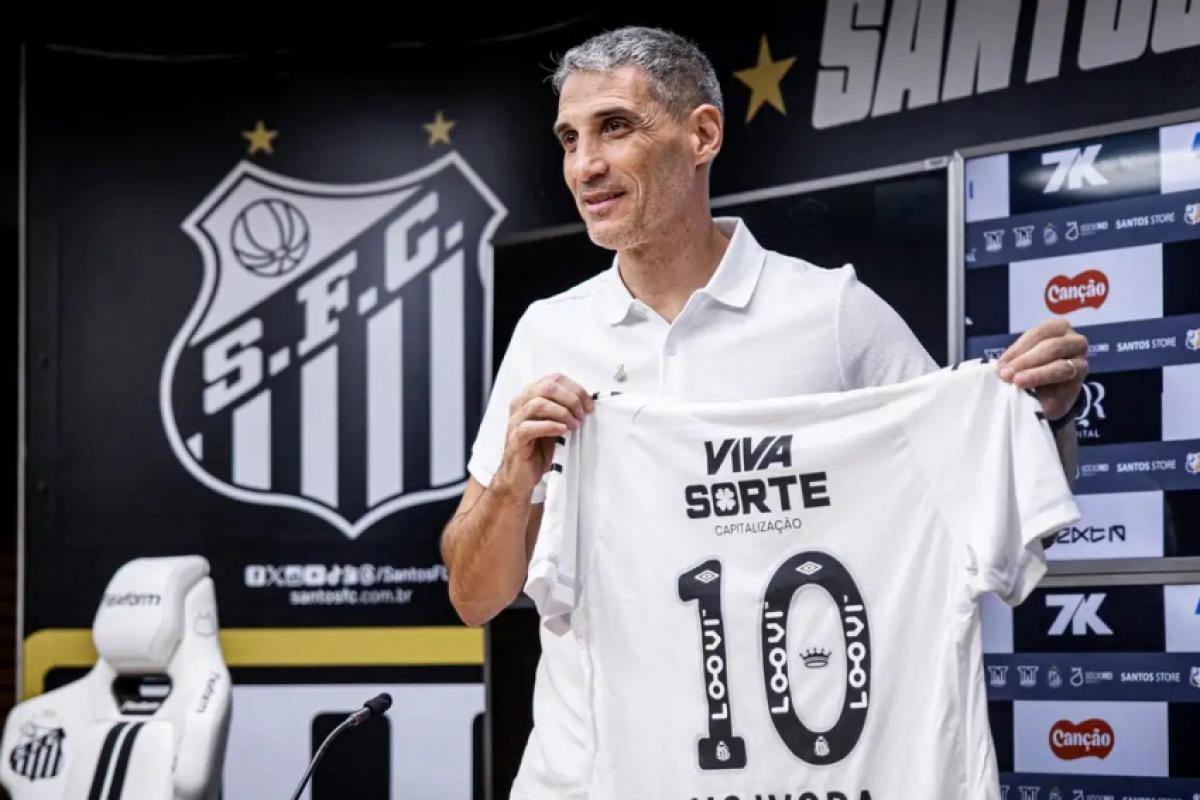 Juan Pablo Vojvoda afirmou que o atacante Neymar não pode ser visto como problema, mas como solução